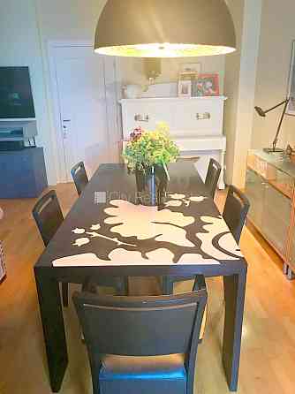 Фасадный дом, закрытый двор, место для машины, вход с улицы, лестничная клетка Rīga