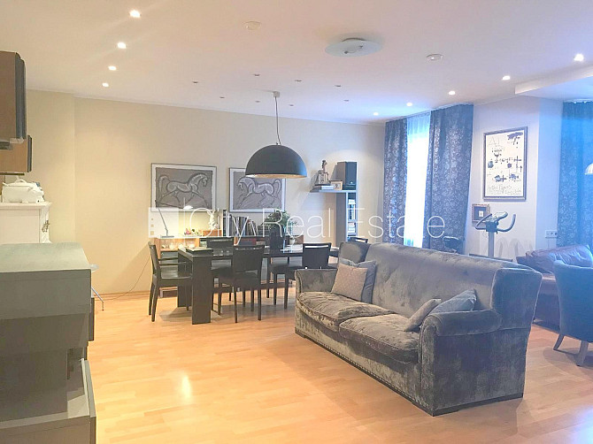 Фасадный дом, закрытый двор, место для машины, вход с улицы, лестничная клетка Рига - изображение 1