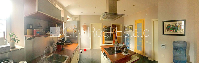 Фасадный дом, закрытый двор, место для машины, вход с улицы, лестничная клетка Рига - изображение 7