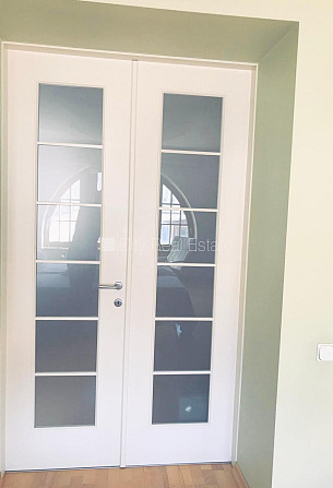 Фасадный дом, закрытый двор, место для машины, вход с улицы, лестничная клетка Рига - изображение 16