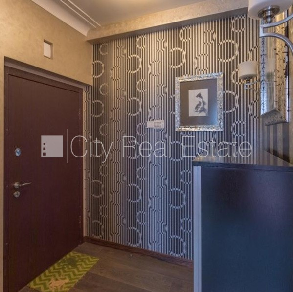 Zaļā teritorija, logi vērsti mājas abās pusēs, istabas izolētas, studio tipa, virtuve Rīga - foto 17