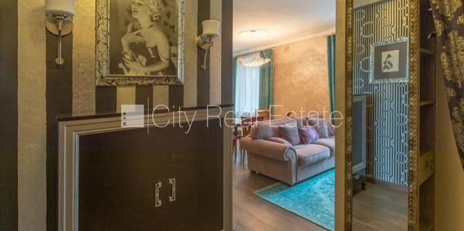 Zaļā teritorija, logi vērsti mājas abās pusēs, istabas izolētas, studio tipa, virtuve Rīga - foto 11