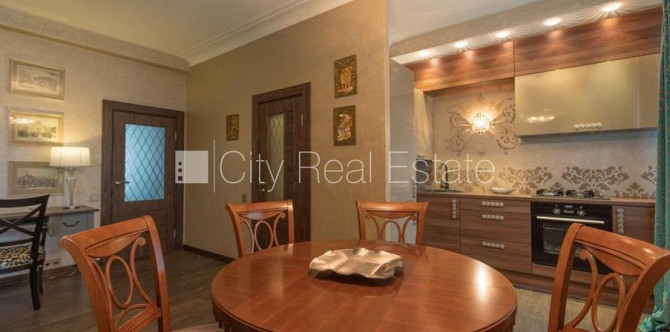 Zaļā teritorija, logi vērsti mājas abās pusēs, istabas izolētas, studio tipa, virtuve Rīga - foto 6