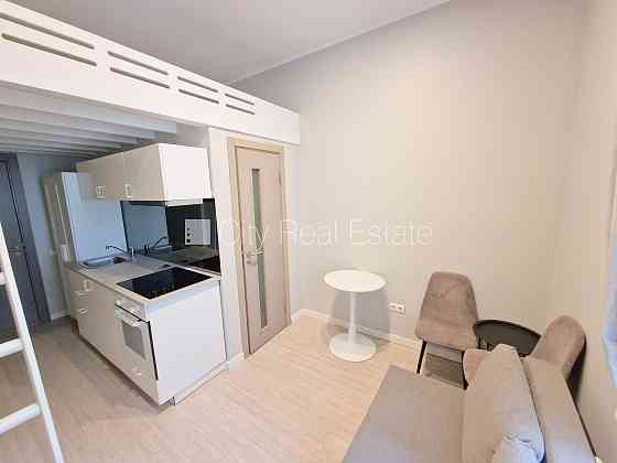 Фасадный дом, реновированный дом, закрытый двор, вход с улицы, лестничная клетка Rīga