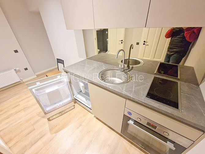 Здание во дворе, реновированный дом, закрытый двор, вход с улицы и со двора, окна Рига - изображение 12