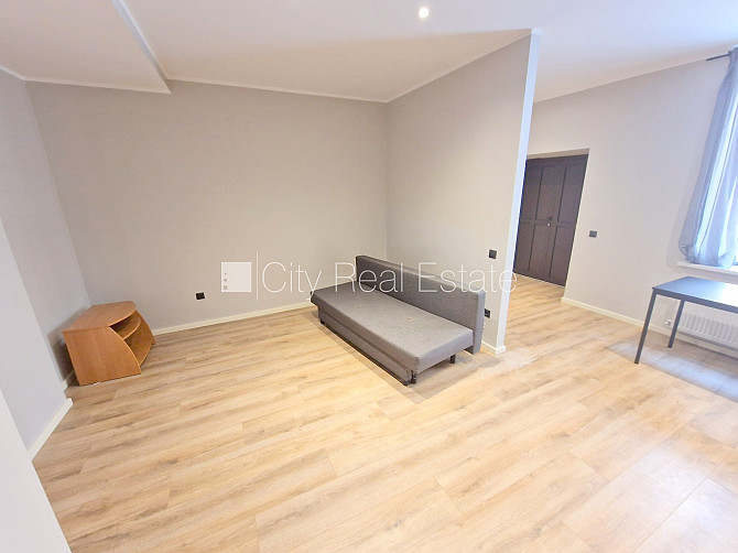 Здание во дворе, реновированный дом, закрытый двор, вход с улицы и со двора, окна Рига - изображение 3