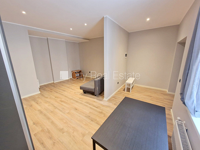 Здание во дворе, реновированный дом, закрытый двор, вход с улицы и со двора, окна Рига - изображение 1