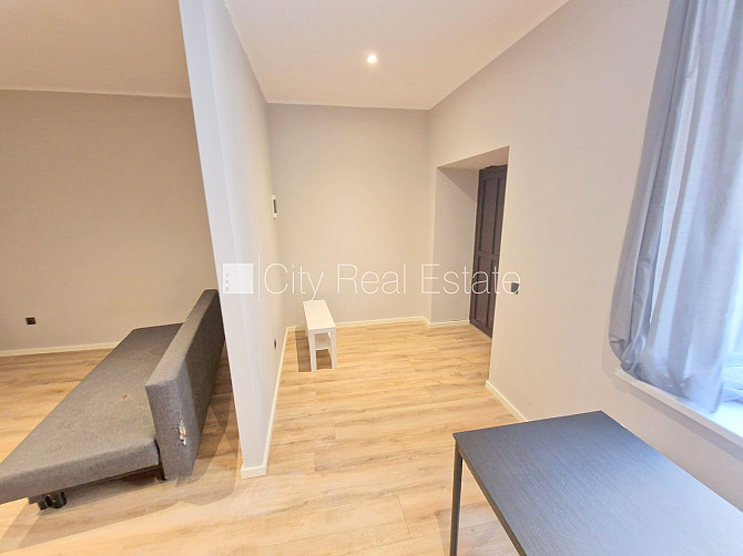 Здание во дворе, реновированный дом, закрытый двор, вход с улицы и со двора, окна Рига - изображение 17