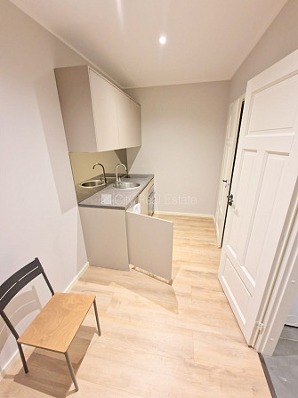 Здание во дворе, реновированный дом, закрытый двор, вход с улицы и со двора, окна Рига - изображение 9