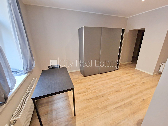 Здание во дворе, реновированный дом, закрытый двор, вход с улицы и со двора, окна Рига - изображение 5