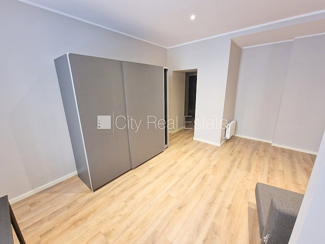 Здание во дворе, реновированный дом, закрытый двор, вход с улицы и со двора, окна Рига - изображение 6