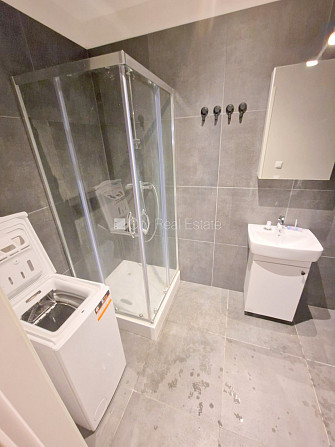 Здание во дворе, реновированный дом, закрытый двор, вход с улицы и со двора, окна Рига - изображение 15