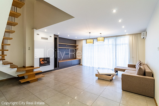 Рядный дом, благоустроенная озеленённая территория, подъездная дорога покрыта Юрмала - изображение 1