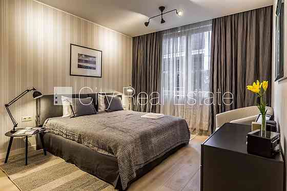 Новостройка, благоустроенный озеленённый двор, место для машины, подземная Юрмала