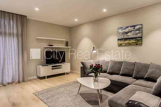 Новостройка, благоустроенный озеленённый двор, место для машины, подземная Юрмала