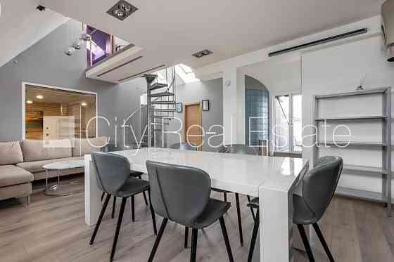 Фасадный дом, вход с улицы, лестничная клетка после капитального ремонта, Rīga