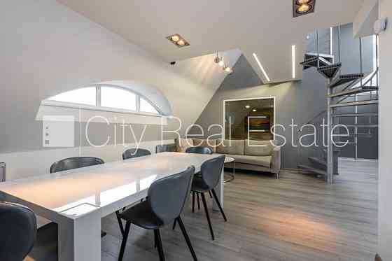 Фасадный дом, вход с улицы, лестничная клетка после капитального ремонта, Rīga