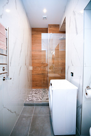 Реновированный дом, закрытый двор, душевая кабина, диван, двуспальная кровать, Рига - изображение 12