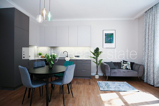 Реновированный дом, закрытый двор, душевая кабина, диван, двуспальная кровать, Рига - изображение 1