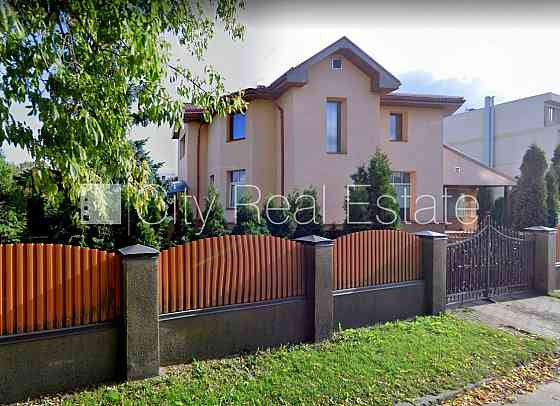 Частный дом, новостройка, благоустроенная озеленённая территория, въездные Рига