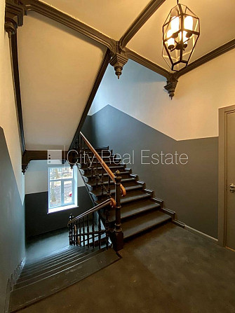 Фасадный дом, реновированный дом, закрытый двор, вход с улицы, лестничная клетка Рига - изображение 12