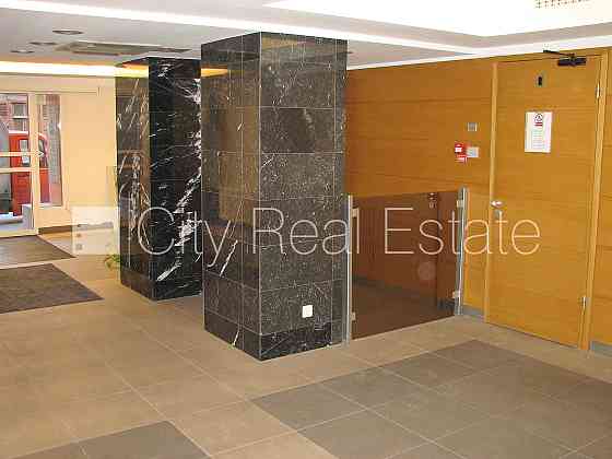 Фасадный дом, реновированный дом, вход с улицы, лифт, окна выходят во двор, Рига