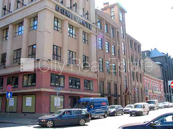 Фасадный дом, реновированный дом, вход с улицы, лифт, окна выходят во двор, Рига