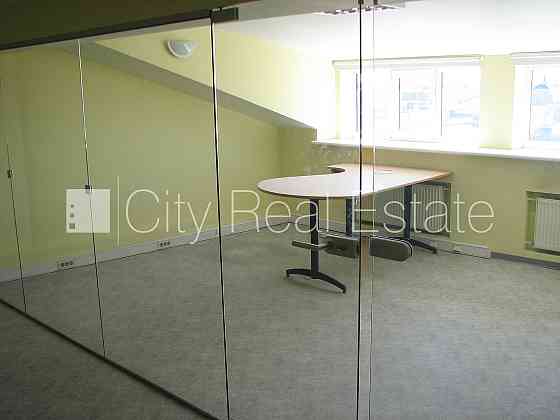 Фасадный дом, реновированный дом, вход с улицы, лифт, окна выходят во двор, Рига