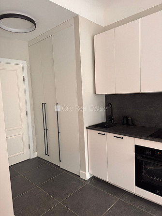 Studio tipa, virtuve apvienota ar istabu, augstie griesti, centrālā apkure, pilnā apdare, Rīga - foto 6