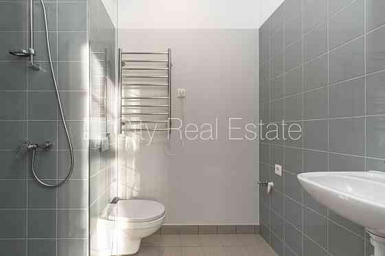 Фасадный дом, реновированный дом, плата за обслуживание в месяц 50 EUR, вход с улицы, Rīga