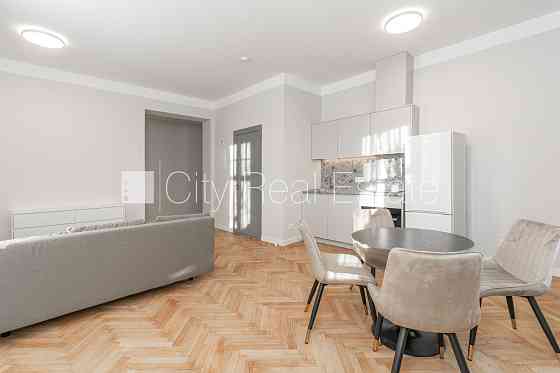 Фасадный дом, реновированный дом, плата за обслуживание в месяц 50 EUR, вход с улицы, Rīga