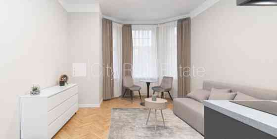 Фасадный дом, реновированный дом, плата за обслуживание в месяц 50 EUR, вход с улицы, Rīga