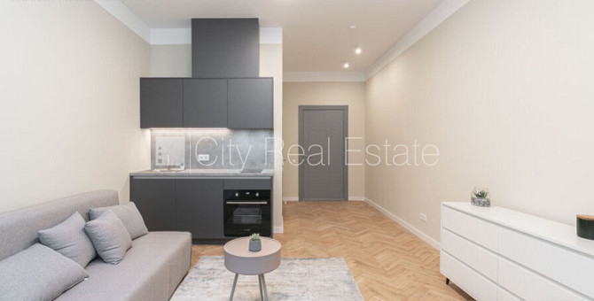 Fasādes māja, renovēta māja, apsaimniekošanas maksa mēnesī 50 EUR, ieeja no ielas, ir lifts, Rīga - foto 1