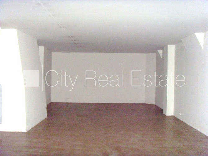 Фасадный дом, закрытый двор, вход с улицы, окна выходят во двор, окна выходят на Рига - изображение 14