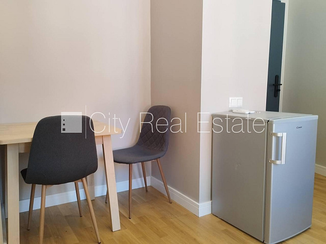 Фасадный дом, возможность аренды парковки, вход с улицы, лестничная клетка после Рига - изображение 4