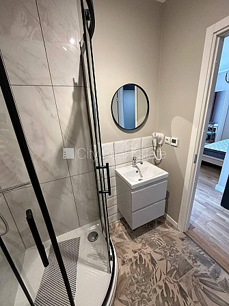 Фасадный дом, возможность аренды парковки, вход с улицы, лестничная клетка после Рига - изображение 10