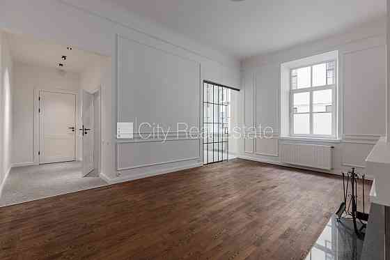 Здание во дворе, закрытый двор, гараж на одну машину, вход с улицы, стоянка Рига