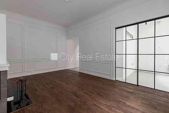 Здание во дворе, закрытый двор, гараж на одну машину, вход с улицы, стоянка Рига