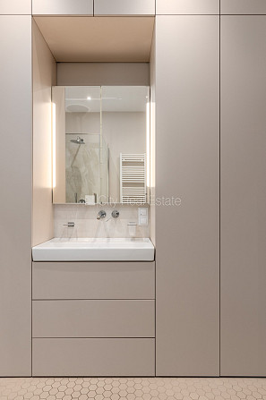 Здание во дворе, закрытый двор, гараж на одну машину, вход с улицы, стоянка Рига - изображение 18