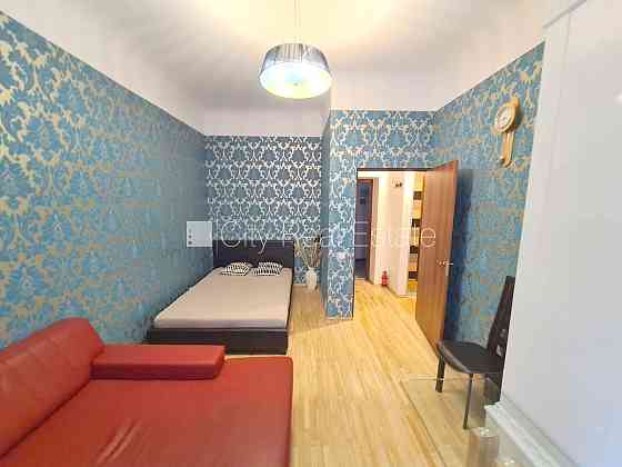 Фасадный дом, реновированный дом, объект охраняет физическая охрана, вход со Рига