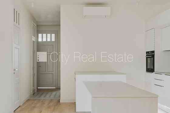 Фасадный дом, реновированный дом, установлены солнечные панели , подземная Rīga