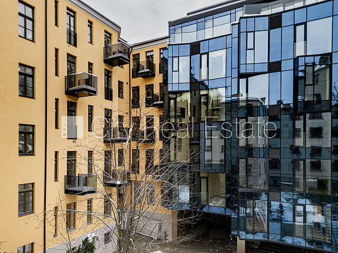 Fasādes māja, renovēta māja, uzstādīti saules enerģijas paneļi, pazemes autostāvvieta, Rīga - foto 1