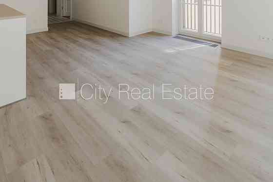 Фасадный дом, реновированный дом, установлены солнечные панели , подземная Rīga