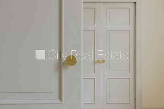 Фасадный дом, реновированный дом, установлены солнечные панели , закрытый двор, Рига