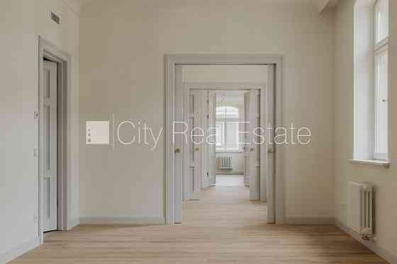 Фасадный дом, реновированный дом, установлены солнечные панели , закрытый двор, Рига