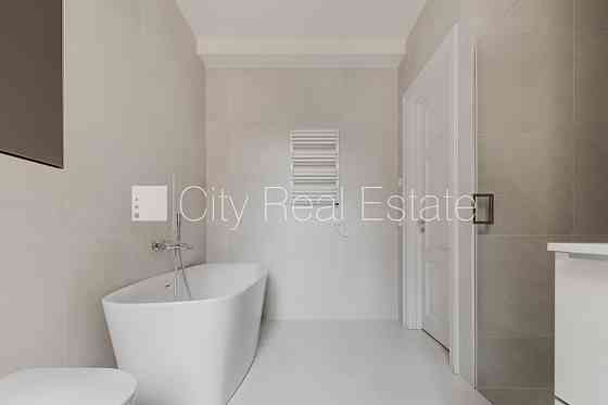 Фасадный дом, реновированный дом, благоустроенный озеленённый двор, закрытый Рига