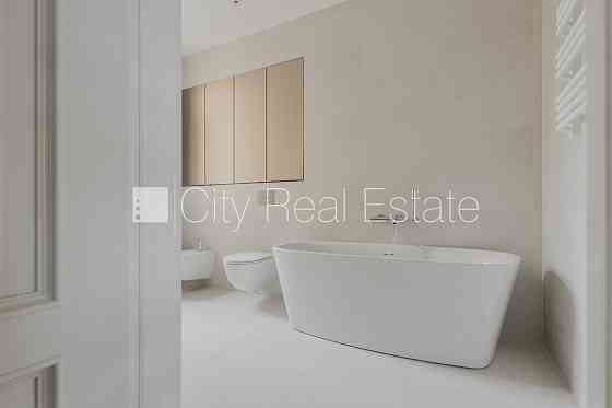 Фасадный дом, реновированный дом, благоустроенный озеленённый двор, закрытый Рига