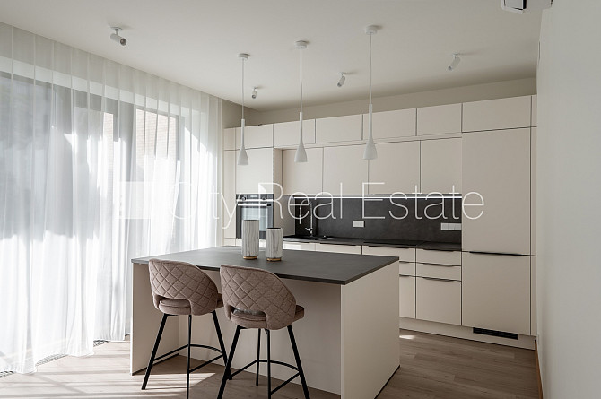 Fasādes māja, renovēta māja, labiekārtots apzaļumots pagalms, slēgts pagalms, iespēja Rīga - foto 1