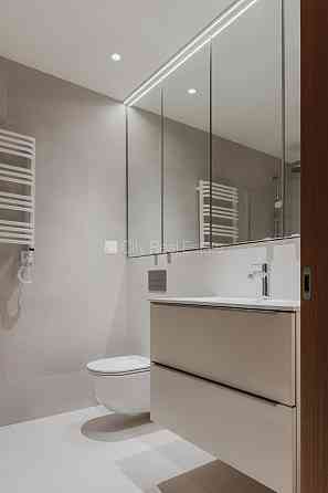 Фасадный дом, реновированный дом, установлены солнечные панели , благоустроенный Рига