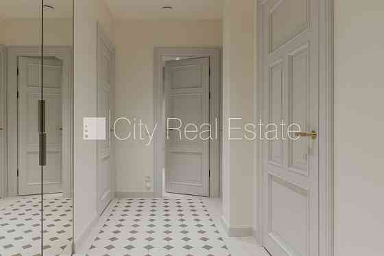 Фасадный дом, реновированный дом, установлены солнечные панели , благоустроенный Рига